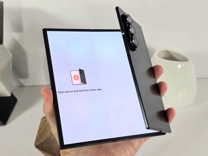 galaxy z trifold 09